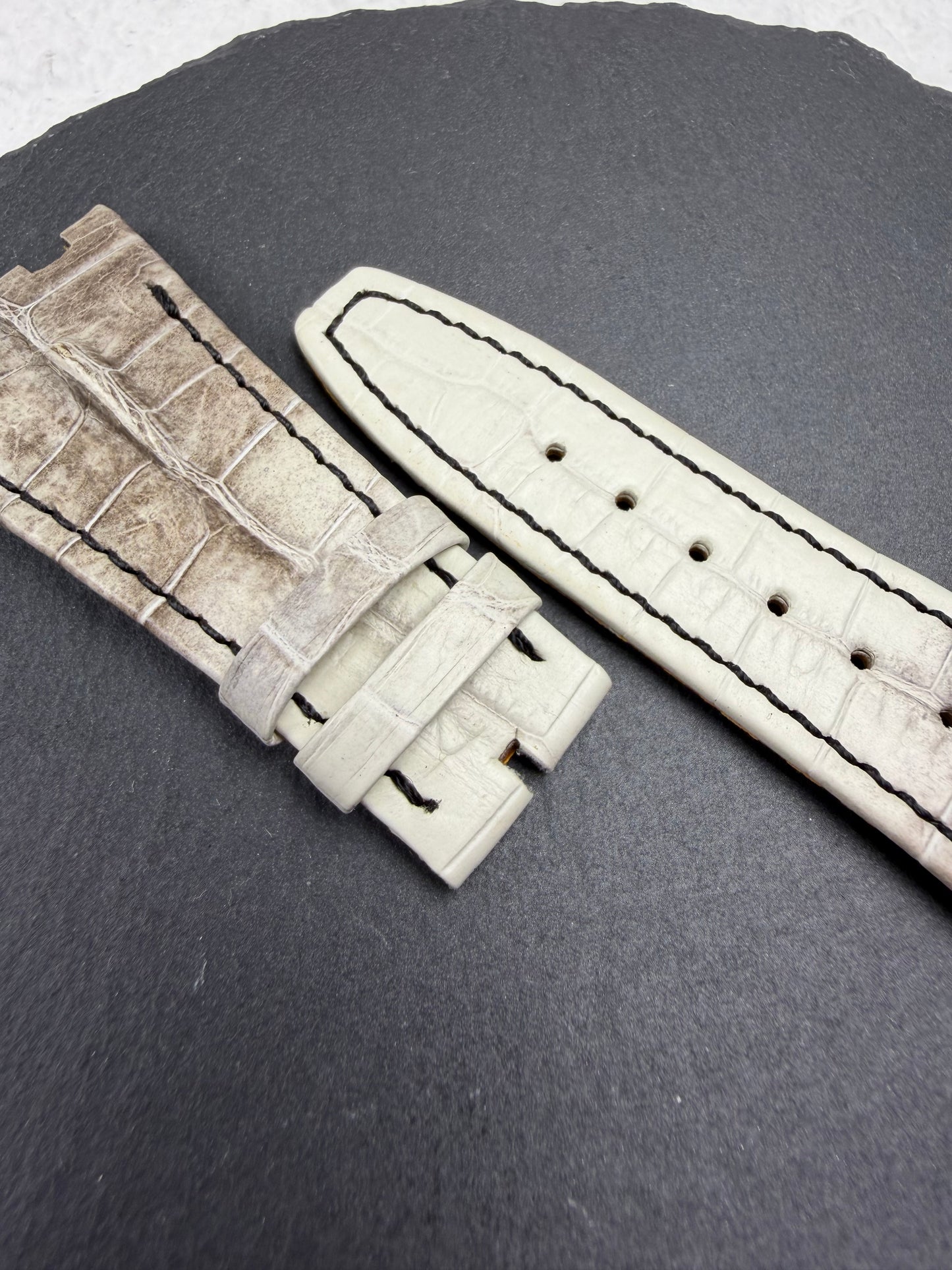 Ap offshore alligator strap for 42mm models (White Himalayan)